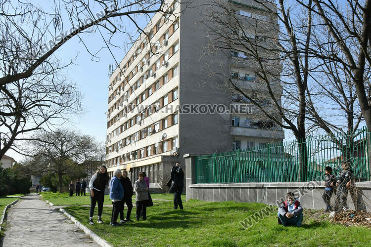 Запалено електрическо табло вдигна на крак пожарникари