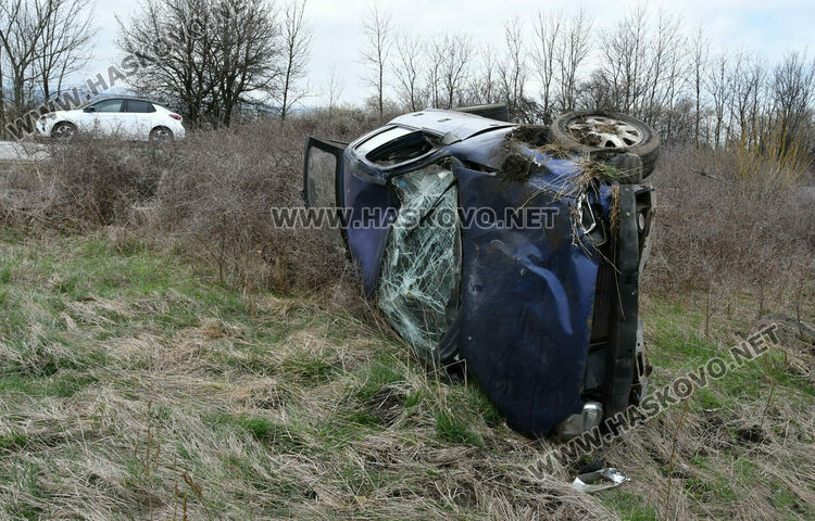 Мъж е с леки наранявания, след като се преобърна с колата си