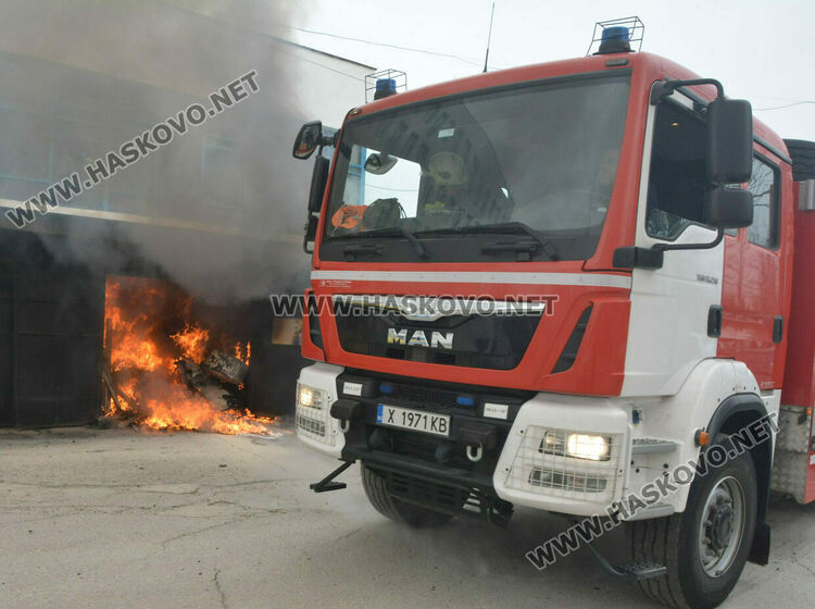 Горящ гараж с автомобил подпали къщи