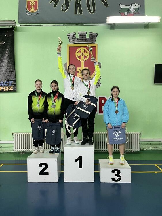 Медали във всички направления завоюваха първомайските бадминтонисти