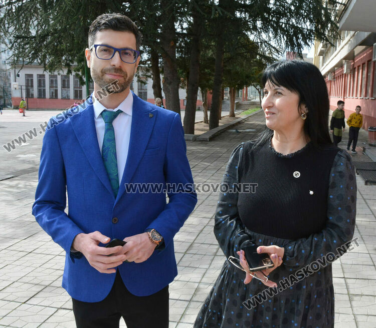 Доктор по филология пое ОУ „Любен Каравелов“ в Хасково