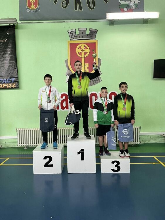 Медали във всички направления завоюваха първомайските бадминтонисти