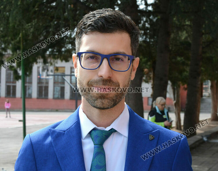 Доктор по филология пое ОУ „Любен Каравелов“ в Хасково