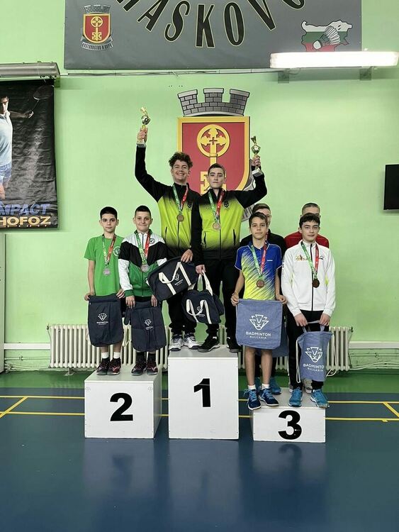 Медали във всички направления завоюваха първомайските бадминтонисти