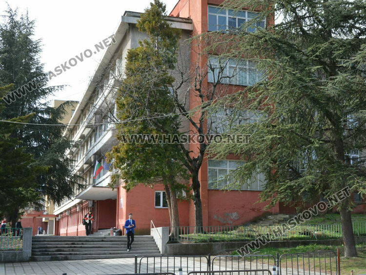 Доктор по филология пое ОУ „Любен Каравелов“ в Хасково