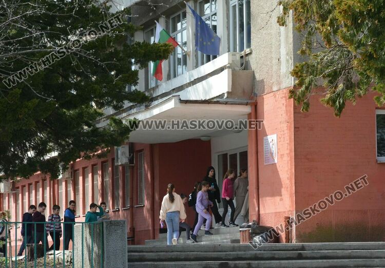 Доктор по филология пое ОУ „Любен Каравелов“ в Хасково