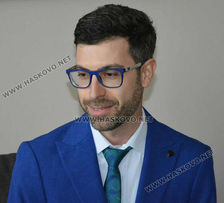 Доктор по филология пое ОУ „Любен Каравелов“ в Хасково