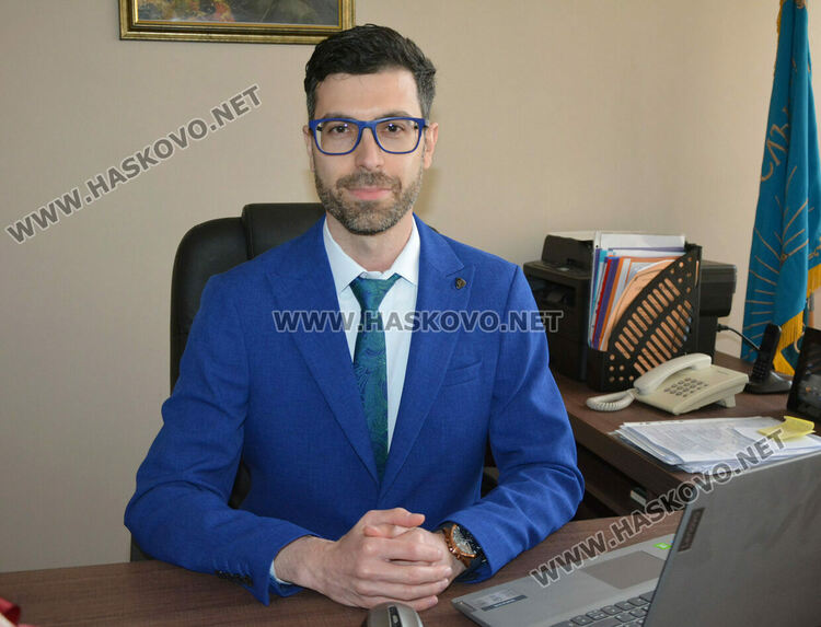 Доктор по филология пое ОУ „Любен Каравелов“ в Хасково