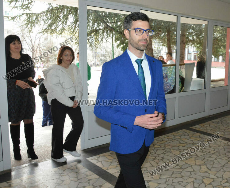 Доктор по филология пое ОУ „Любен Каравелов“ в Хасково