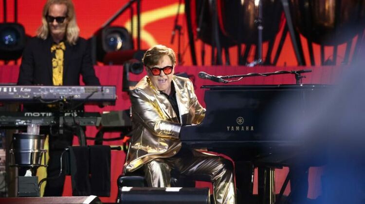 Elton John събра рекордните 10,8 милиона долара за борба със СПИН