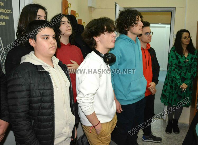 Малолетни и непълнолетни престъпници и деца, жертви на насилие, разказват за ситуациите в “Синята стая”