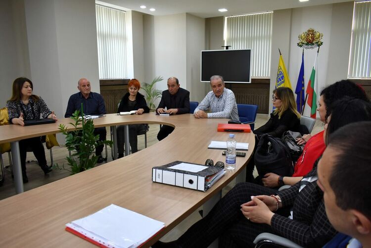 Обсъдиха как да се действа при възникване на извънредни ситуации или инциденти в учебните и детските заведения 