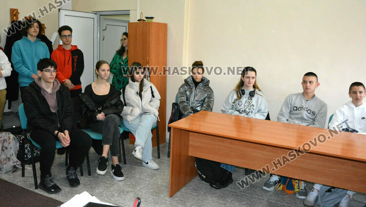 Малолетни и непълнолетни престъпници и деца, жертви на насилие, разказват за ситуациите в “Синята стая”