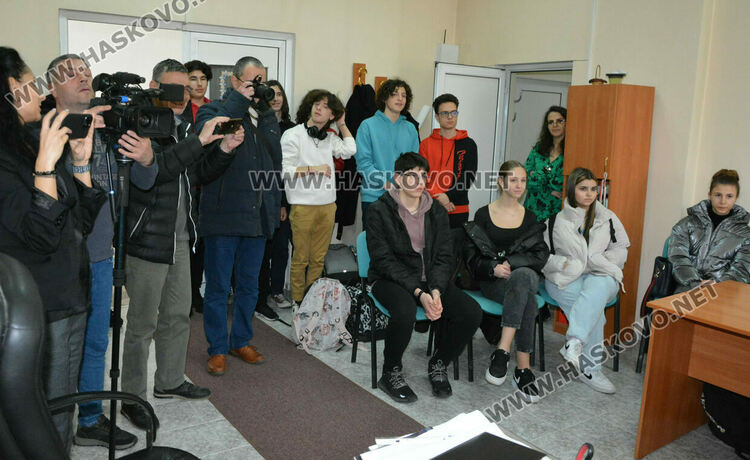 Малолетни и непълнолетни престъпници и деца, жертви на насилие, разказват за ситуациите в “Синята стая”