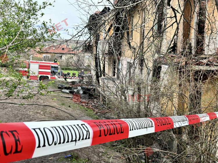 Мъж загина и 16 апартамента изгоряха в Димитровград, обвинения към пожарната