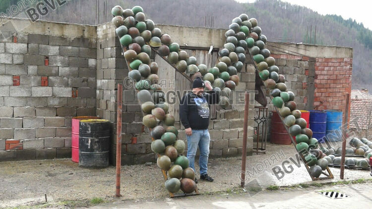 Думата "МИР", изработена от войнишки каски, ще бъде монтирана край Забърдо