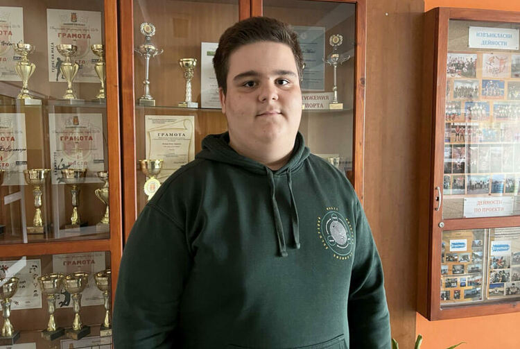 Петър Велев