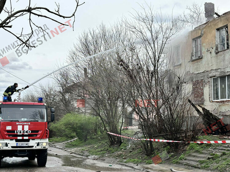 Мъж загина и 16 апартамента изгоряха в Димитровград, обвинения към пожарната