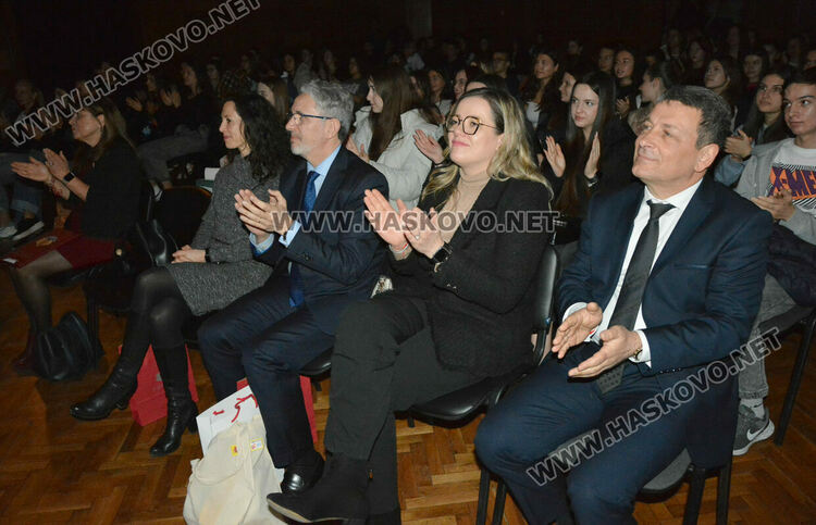 Трупата на хасковската Езикова гимназия представя България на Международния фестивал за училищен театър на испански език