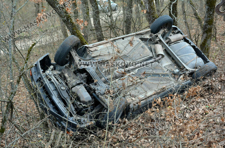 Кола се обърна по таван на Кенана