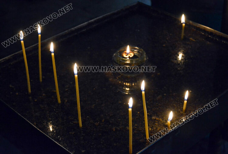 Три пъти на ден камбанен звън от църквите в Хасково в деня на траур