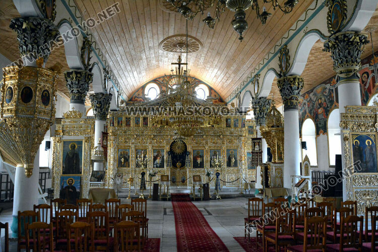 Три пъти на ден камбанен звън от църквите в Хасково в деня на траур