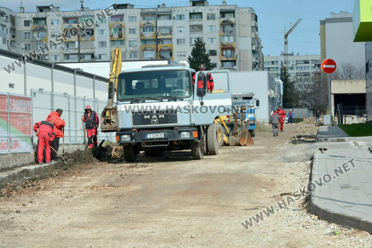 Изграждането на улицата за обслужване на ретейлпарка е към края си