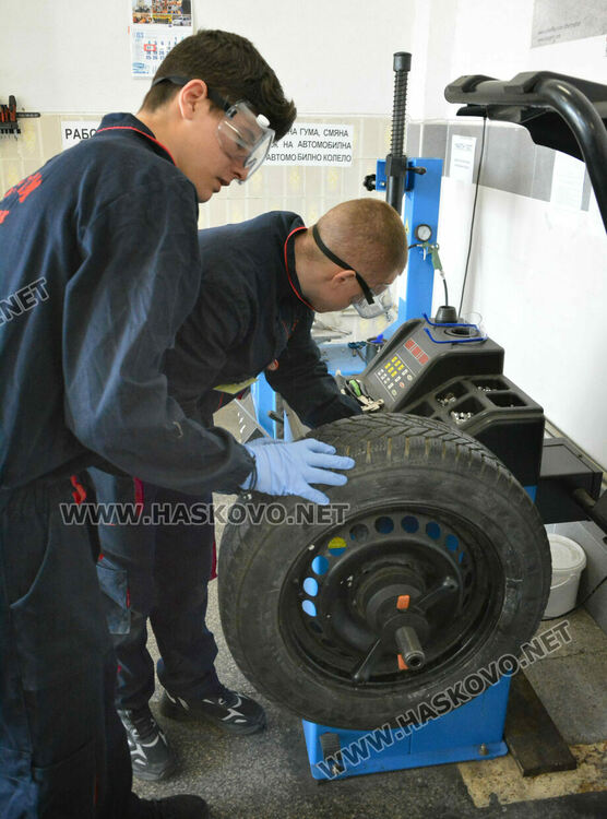 Тимът от  Бургас е  победителят в състезанието „Най-добър млад монтьор и водач на МПС“