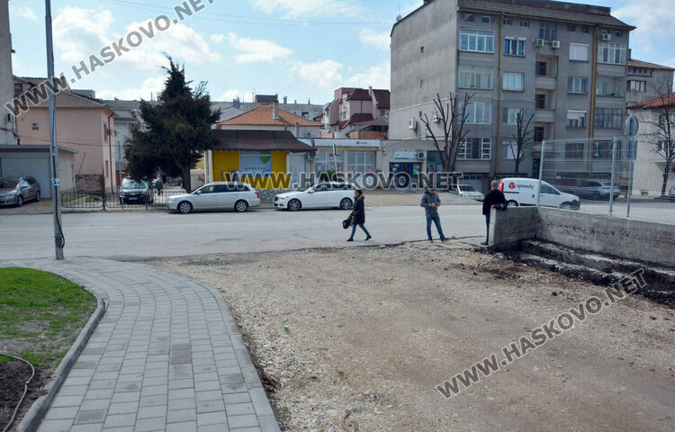 Изграждането на улицата за обслужване на ретейлпарка е към края си
