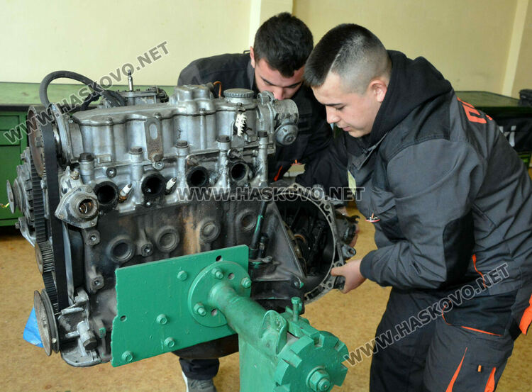 Тимът от  Бургас е  победителят в състезанието „Най-добър млад монтьор и водач на МПС“