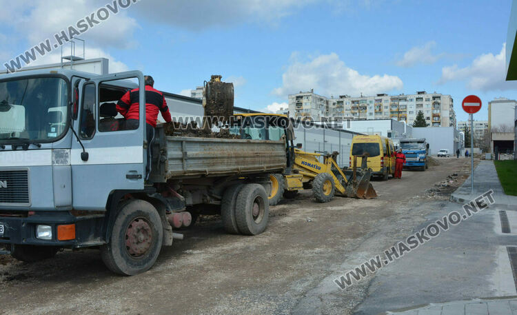 Изграждането на улицата за обслужване на ретейлпарка е към края си