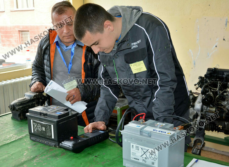 Тимът от  Бургас е  победителят в състезанието „Най-добър млад монтьор и водач на МПС“