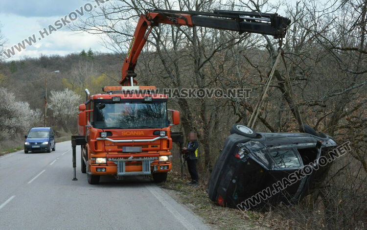 Кола се обърна по таван на Кенана