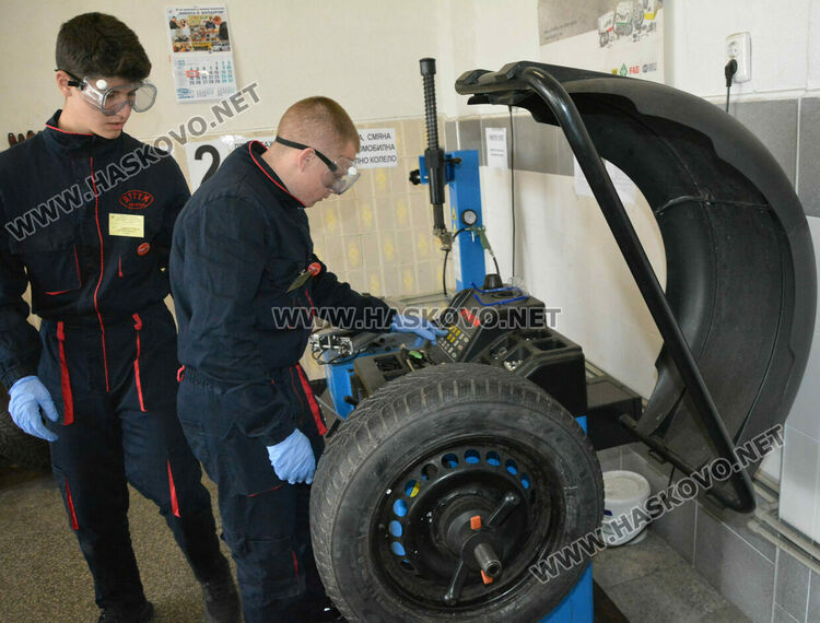 Тимът от  Бургас е  победителят в състезанието „Най-добър млад монтьор и водач на МПС“