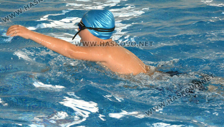 Над 170 ученици се включиха в първото състезание по плуване на басейна в Хасково 