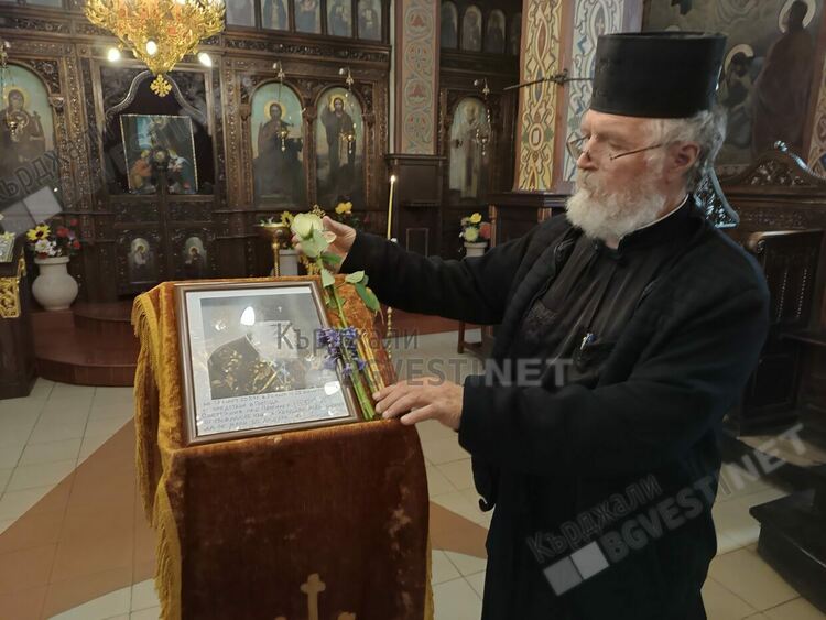 Кърджали изпраща с камбанен звън патриарх Неофит в последния му път