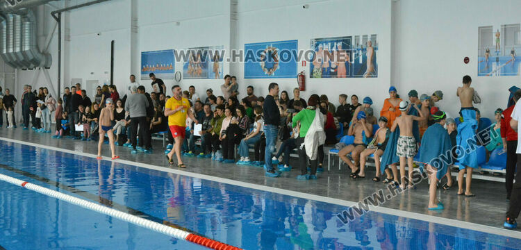 Над 170 ученици се включиха в първото състезание по плуване на басейна в Хасково 