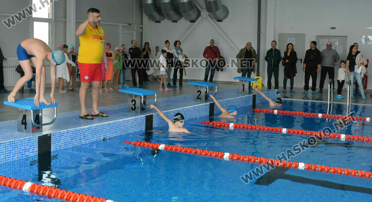 Над 170 ученици се включиха в първото състезание по плуване на басейна в Хасково 