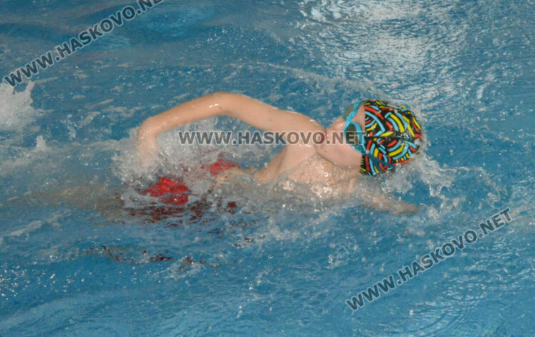 Над 170 ученици се включиха в първото състезание по плуване на басейна в Хасково 