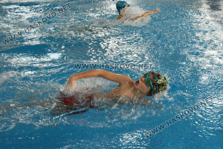 Над 170 ученици се включиха в първото състезание по плуване на басейна в Хасково 