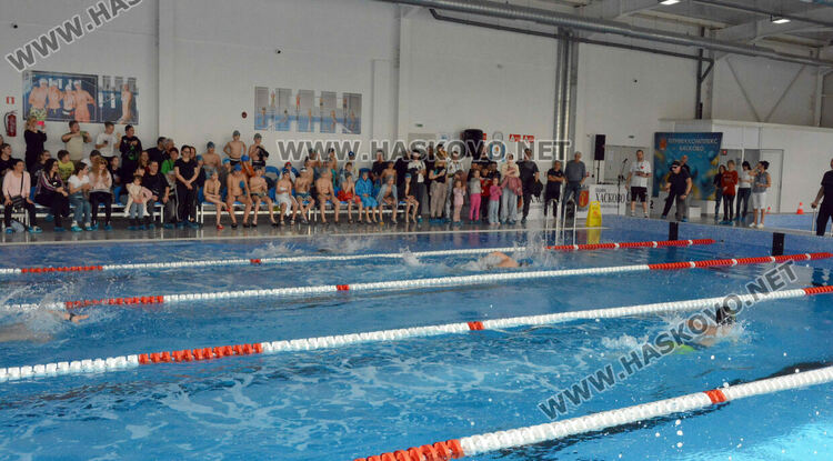 Над 170 ученици се включиха в първото състезание по плуване на басейна в Хасково 