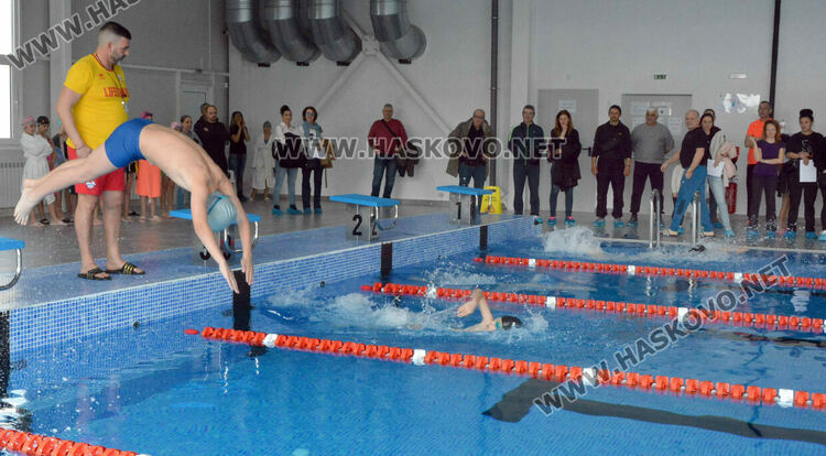 Над 170 ученици се включиха в първото състезание по плуване на басейна в Хасково 
