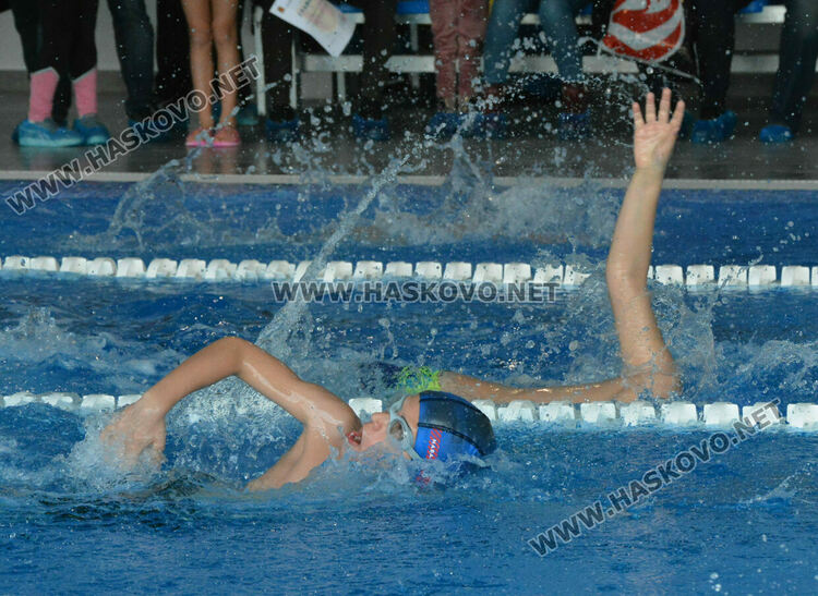 Над 170 ученици се включиха в първото състезание по плуване на басейна в Хасково 