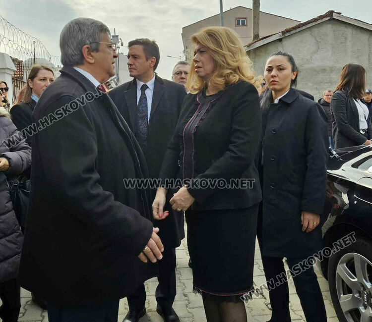 Откриха барелеф на отец Александър Чъкърък в Одрин 