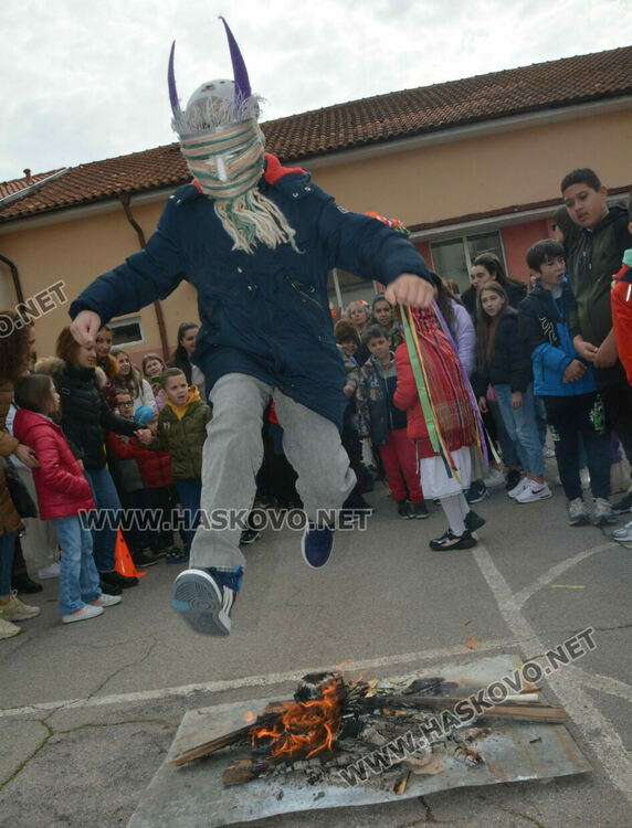 На Сирни Заговезни в ОУ "Климент Охридски" гониха злите сили 