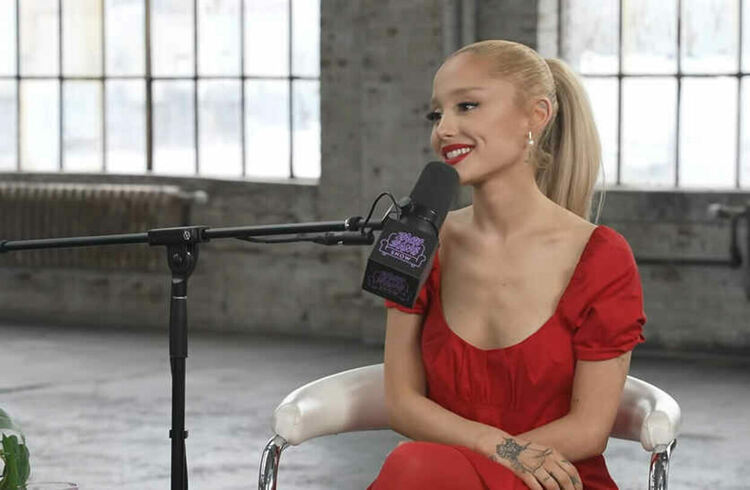 Пети албум на Ариана Гранде оглави британската класация