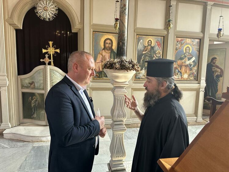 Кметът Николай Митков присъства на откриването на барелефа на отец Александър Чъкърък