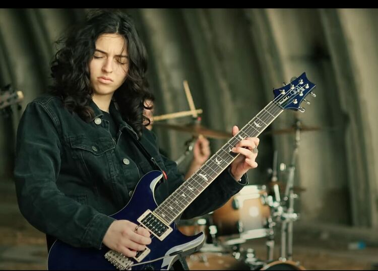 Гимназисти заснеха авторско рок парче на летището в Узунджово