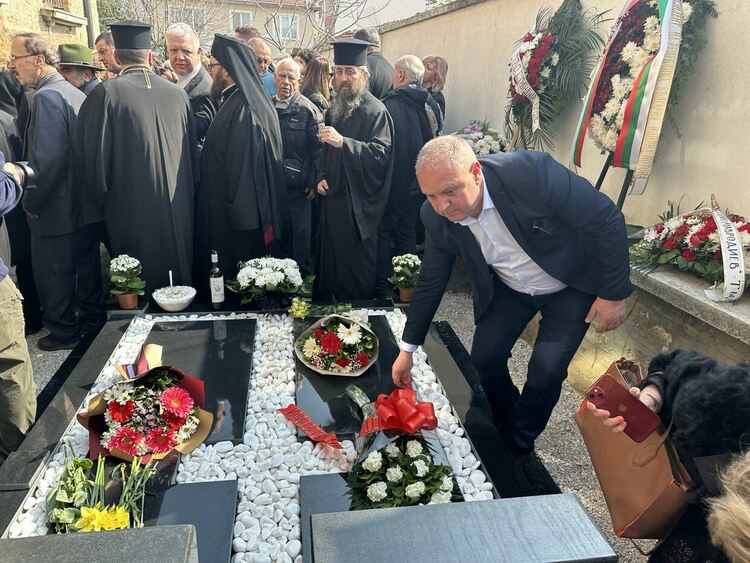 Кметът Николай Митков присъства на откриването на барелефа на отец Александър Чъкърък