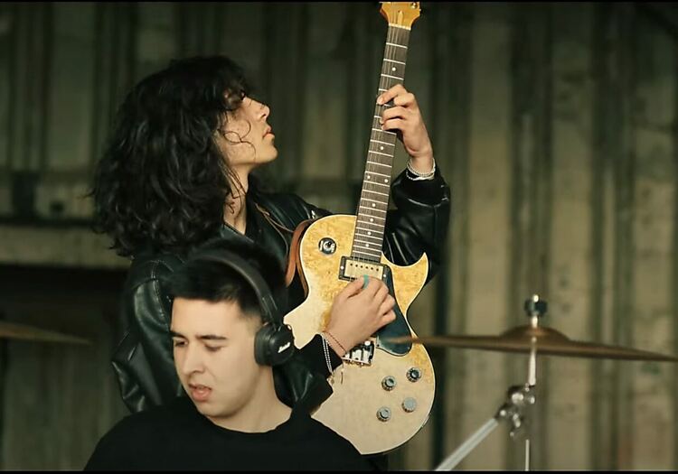 Гимназисти заснеха авторско рок парче на летището в Узунджово